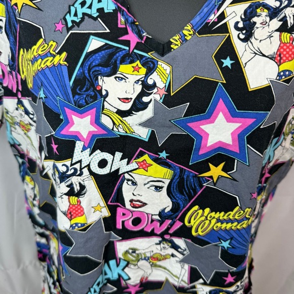 Wonder Woman Comic Pop Art Scrub Top V-Neck Medical Uniform Womens Small SM - Picture 3 of 7